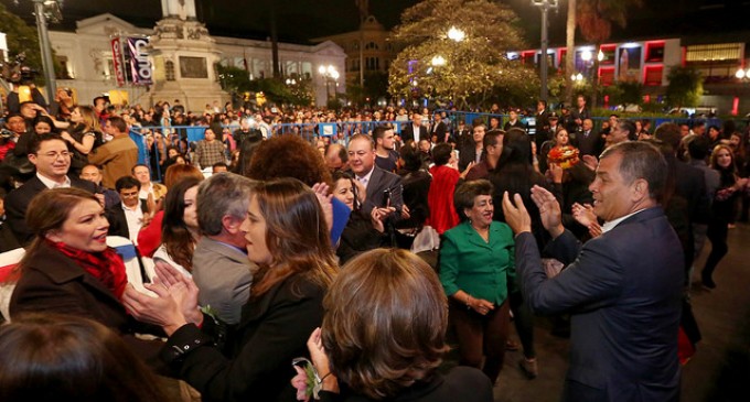 La Plaza Grande colmada de ciudadanos celebró el aniversario de la capital ecuatoriana