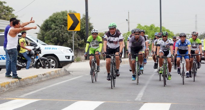 Presidente Correa recorrió en bicicleta cantones del Guayas