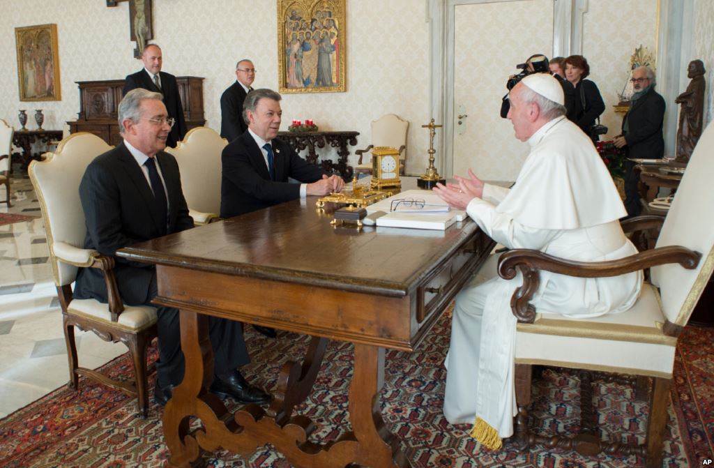 El papa Francisco sienta a Santos y Uribe para hablar de la paz en Colombia
