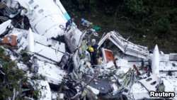Restos del malogrado avión de LaMia que se estrelló en Colombia con el equipo de fútbol Chapecoense a bordo.