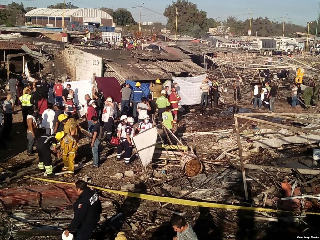 México: Investigan origen de explosión en mercado pirotécnico