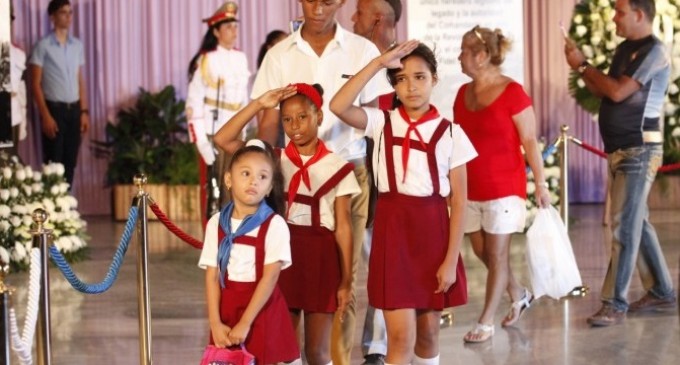 Fidel seguirá viviendo en los rostros de los niños que van a la escuela (VIDEO)