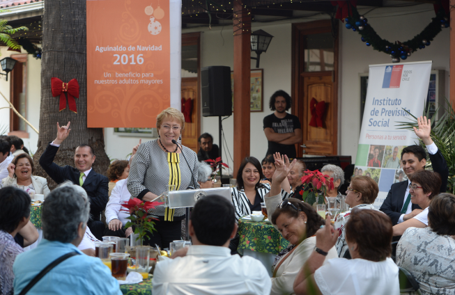 CHILE: Presidenta Bachelet sostiene diálogo con pensionadas y pensionados beneficiarios de Aguinaldo de Navidad