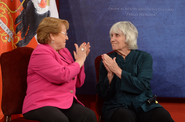 Presidenta Bachelet entrega “Orden al Mérito Artístico y Cultural Pablo Neruda” a Joan Turner
