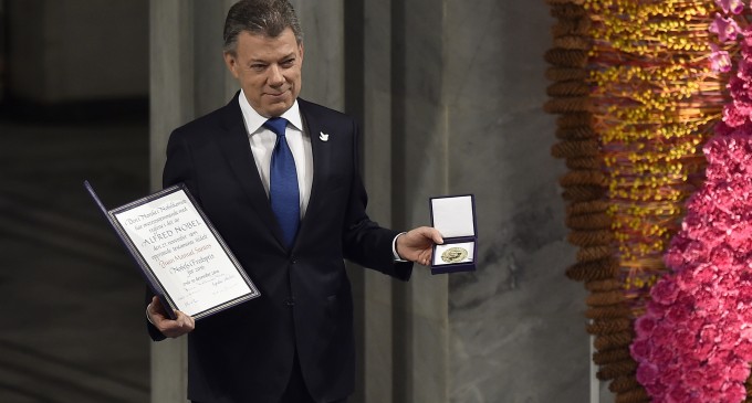 Presidente Rafael Correa felicita a Juan Manuel Santos por recibir el Nobel de la Paz