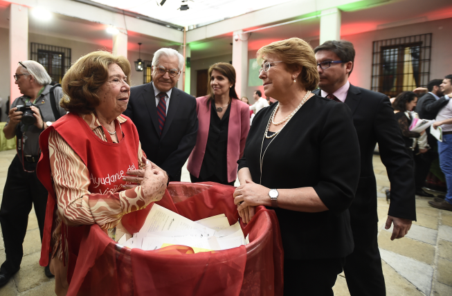 CHILE: Presidenta Bachelet invita a los chilenos a unirse a la campaña de Navidad “Entrega Esperanza” de CorreosChile