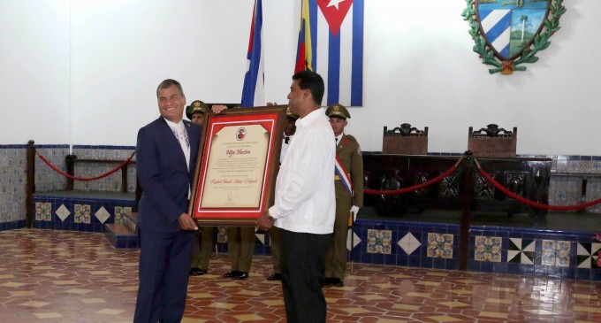 Santiago de Cuba entregó el título de Hijo Ilustre de la Ciudad al Presidente Rafael Correa