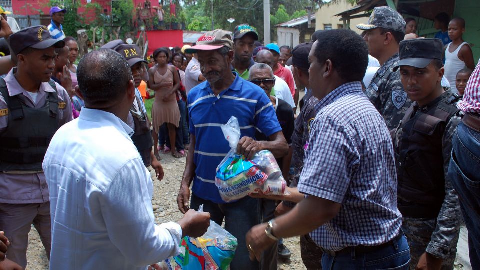 REPÚBLICA DOMINICANA: Gobierno lleva alimentos a afectados por lluvia en San Cristóbal; entrega 27,000 raciones