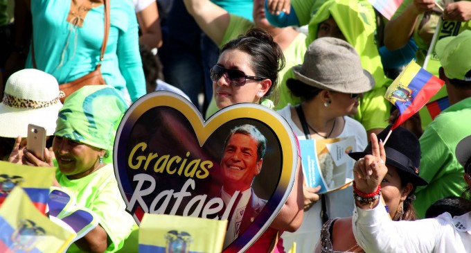 Ciudadanos de todas partes del país acompañan al Presidente Correa en su último Enlace