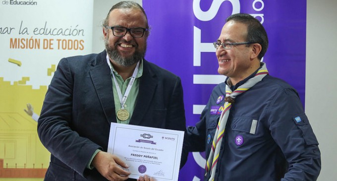 La Asociación Scouts del Ecuador entregó un reconocimiento al Ministerio de Educación