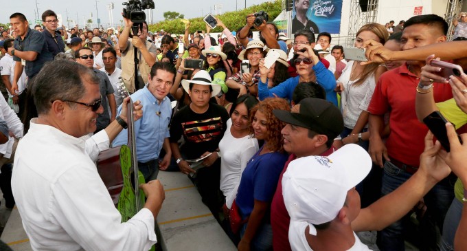 Miles llegaron para despedir al Presidente Correa