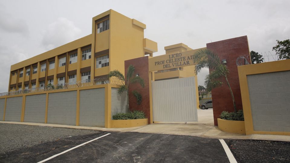 REPÚBLICA DOMINICANA: Danilo entrega liceo en Manoguayabo. 