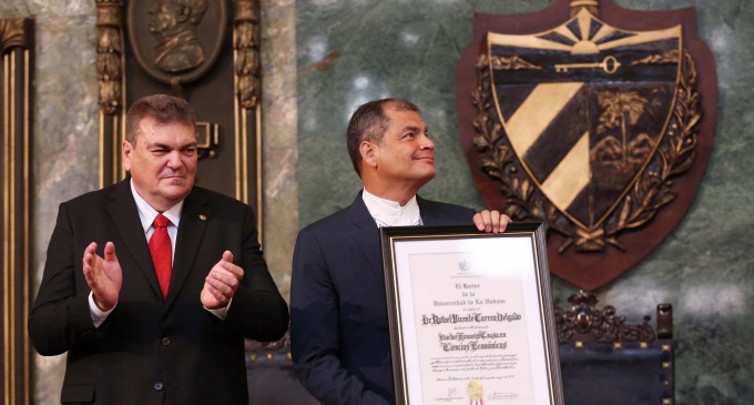 El Rector de la Universidad de La Habana confirió el Honoris Causa al Presidente Correa