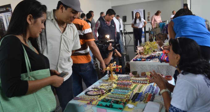 Emprendedores de Guayas ofertaron sus productos en feria organizada por el MIES