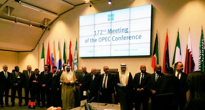 La OPEP extiende por nueve meses el acuerdo de reducción de producción de petróleo