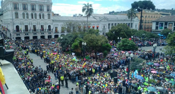 Miles de ciudadanos se congregan en la Plaza Grande para participan en el último Cambio de Guardia con el Presidente Correa