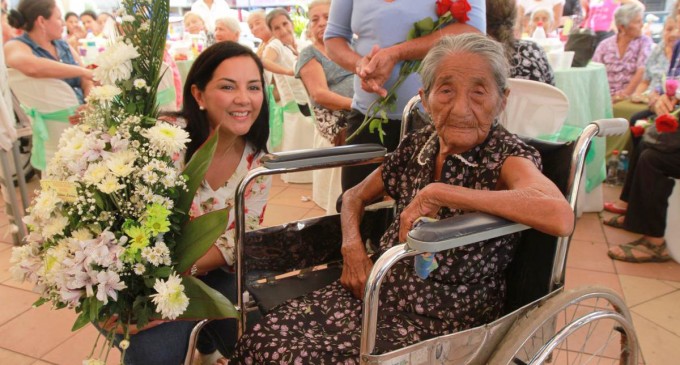 El MIES celebró el Día de la Madre con adultas mayores del cantón Bolívar
