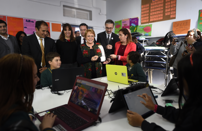 Presidenta entrega computadores del programa “Me Conecto para Aprender 2017” en Concepción