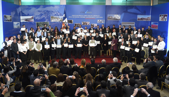 Bachelet entrega certificaciones en competencias laborales del sector Turismo