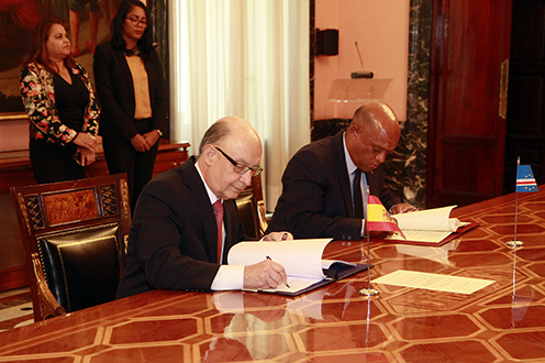 ESPAÑA:05/06/2017. Montoro y Tavares firman el Convenio entre España y Cabo Verde para evitar la doble imposición y prevenir la evasión fiscal en materia de impuestos sobre la renta