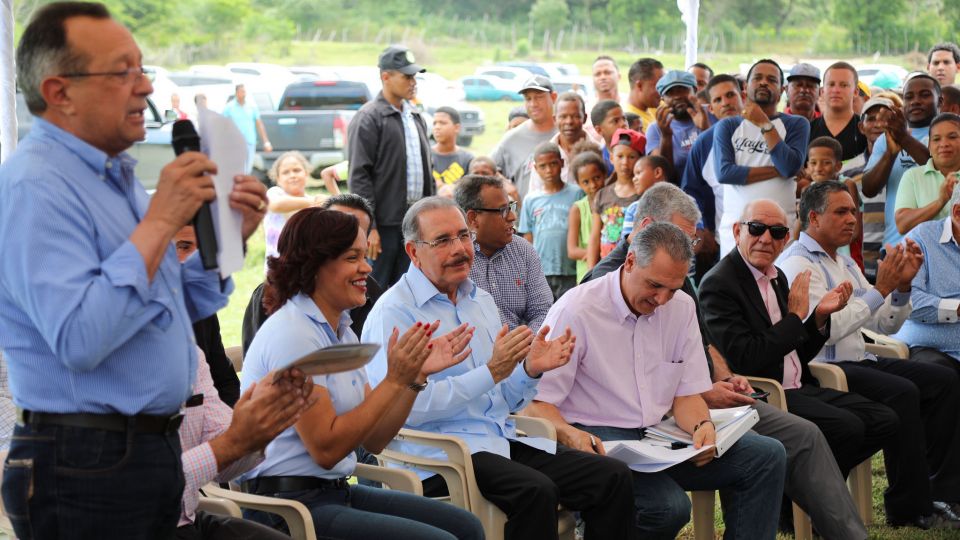 REPÚBLICA DOMINICANA: Danilo reafirma apoyo a ganaderos de Las Yayas; entrega más de 7 millones de pesos