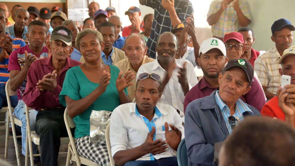 REPÚBLICA DOMINICANA: Presidente cumple: Gobierno entrega tractor a cacaocultores de El Seibo