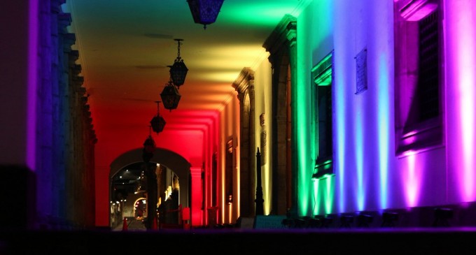 Por segundo día Carondelet se ilumina con los colores LGBTI