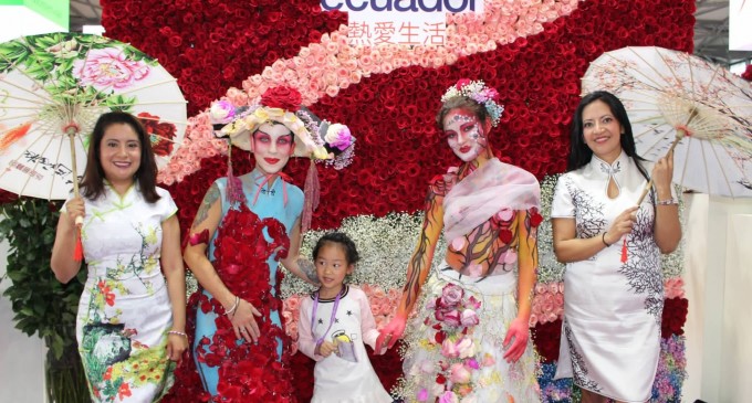 Una pared adornada con flores ecuatorianas deslumbró en Shanghái