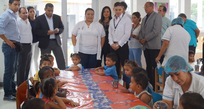 Ministro Espinel visitó centros de atención infantil y de adultos mayores en Guayaquil