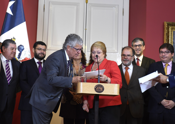 Bachelet recibe la Estrategia Nacional de Educación Financiera