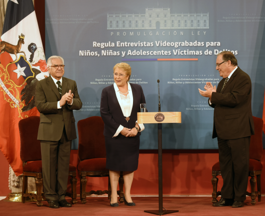 Bachelet promulga ley que establece un sistema de entrevistas videograbadas para niños, niñas y adolescentes víctimas de delitos