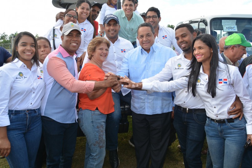 REPÚBLICA DOMINICANA: Rápida respuesta: Gobierno entrega un camión y un tractor a productores de piña de Don Juan