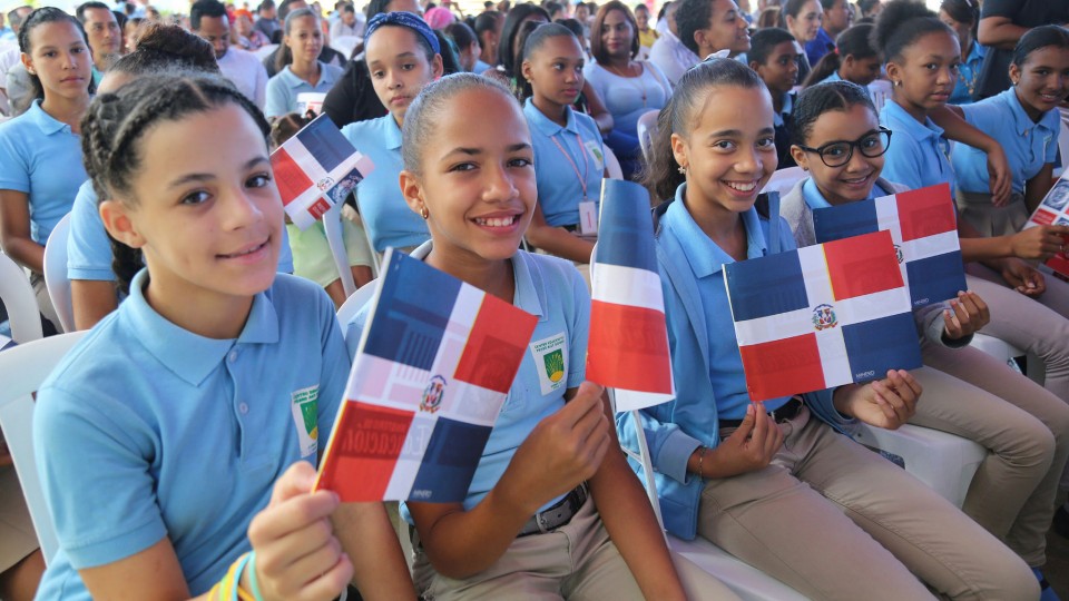 REPÚBLICA DOMINICANA: En Bonao, 1,190 estudiantes se integran a Jornada Escolar Extendida; Presidente entrega dos escuelas