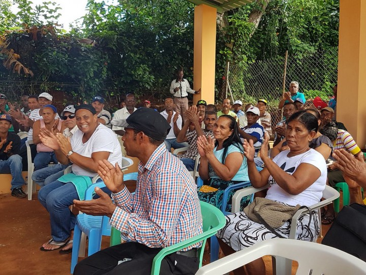 REPÚBLICA DOMINICANA: Promesa cumplida: productores de jengibre de Samaná ya tienen sus bombas mochilas