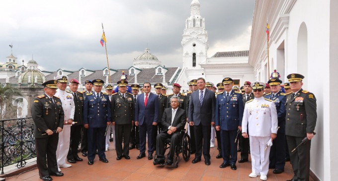 Cambio de Guardia: Presidente Moreno junto a la cúpula militar en homenaje al Ejército