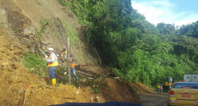 Tránsito parcial en la vía Calacalí  Río Blanco tras nuevo deslizamiento de tierra