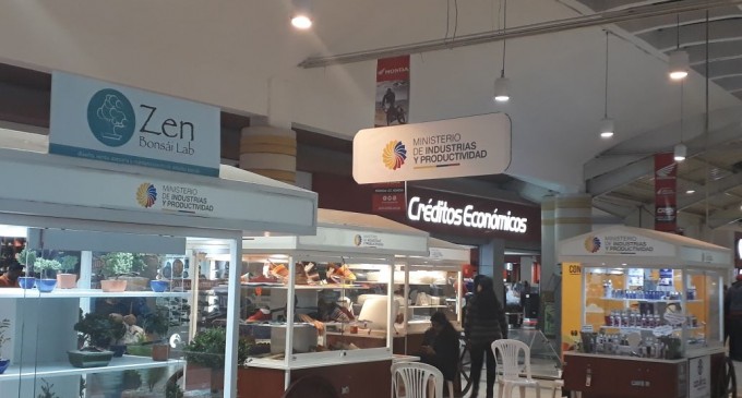Artesanos y pequeñas empresas ofrecen sus productos en centros comerciales de Quito