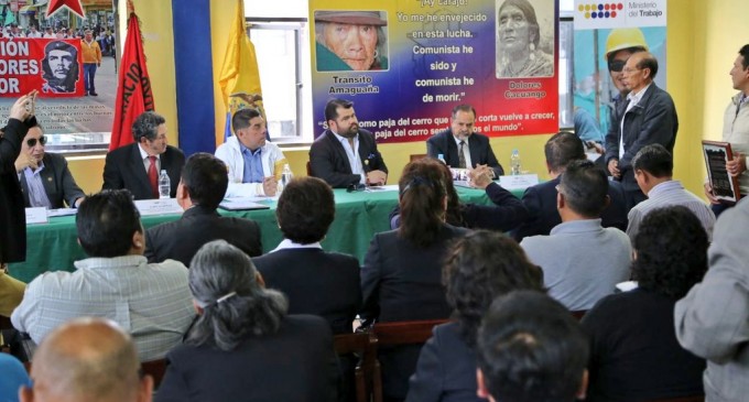 Ministro Ledesma escuchó las propuestas y dudas de trabajadores de Tungurahua