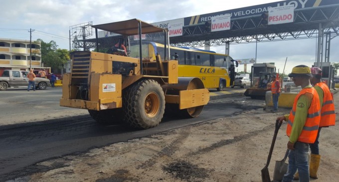 Nuevo asfalto para la vía en el peaje de Chongón