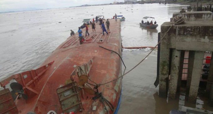 Embarcación de carga se viró en el río Guayas