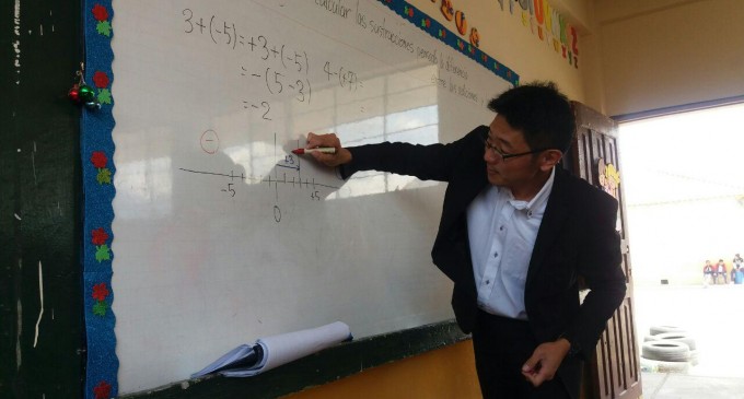 Experto japonés en matemáticas da clases a niños de Cotacachi