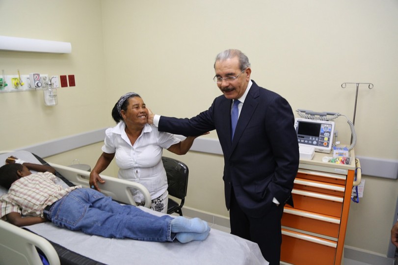 Danilo Medina cumple con los comunitarios de Polo, les entrega hospital remozado y equipado