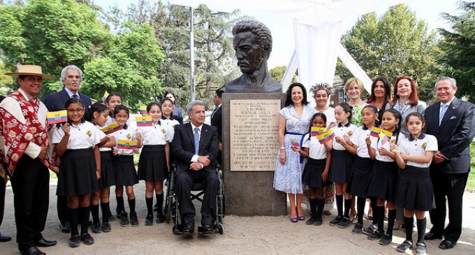 Presidente develó en Chile un monumento a la memoria de Juan Montalvo
