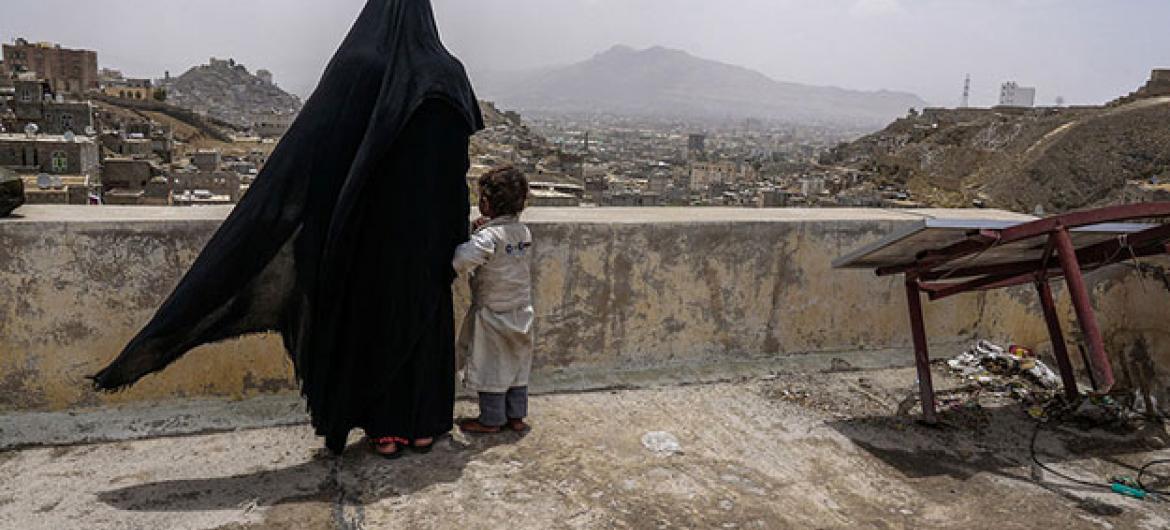 Una mujer y su hija en el tejado de un edificio de Sana’a, Yemen. Foto: Giles Clarke / OCHA