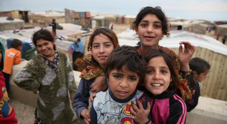 Niños refugiados sirios en un campamento al norte del Líbano cerca de la frontera con Siria. 