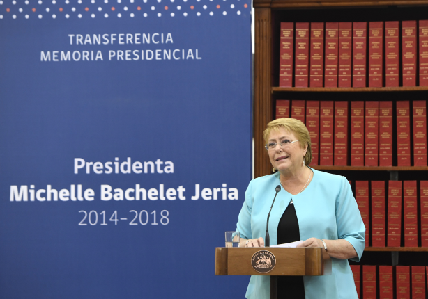 Bachelet hace entrega de Memoria Presidencial 2014-2018 al archivo Nacional de Chile
