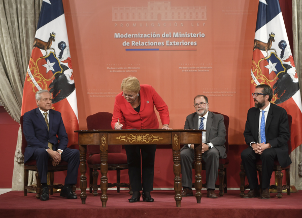 Bachelet promulga Ley de modernización del Ministerio de Relaciones Exteriores