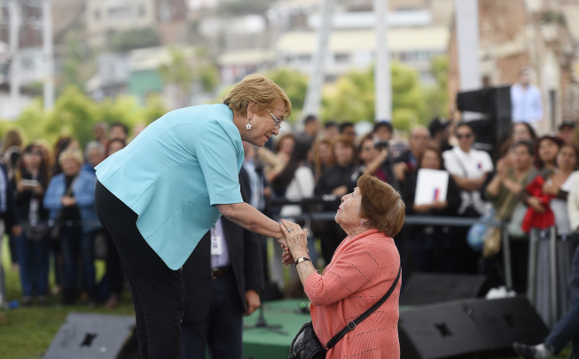 Bachelet participa en encuentro ciudadano en Valparaíso y recibe de balance de logros regionales