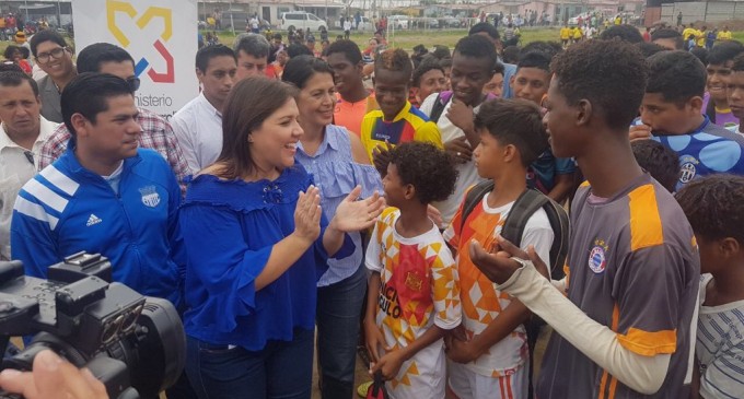Vicepresidenta Vicuña participó en una mañana deportiva con habitantes de Socio Vivienda en Guayaquil