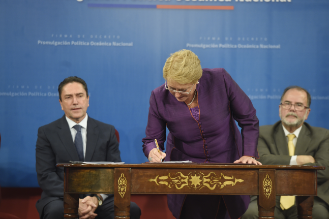Bachelet firma decreto que promulga la Política Oceánica Nacional